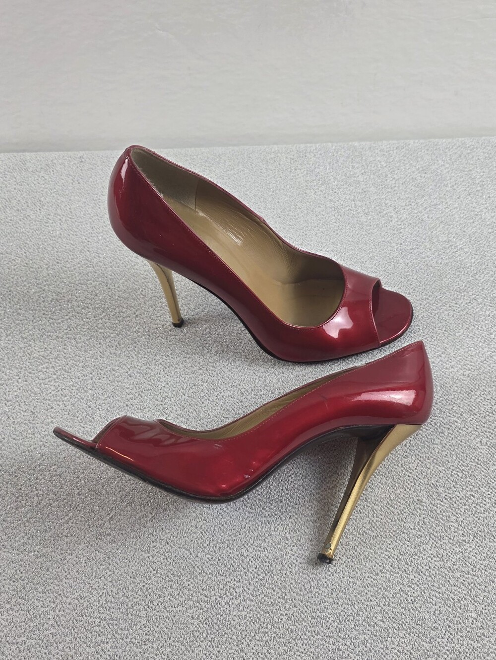 Stuart Weitzman Crimson Patent Leather Peep Toe Gold Spike Heel Pumps Shoes 8M